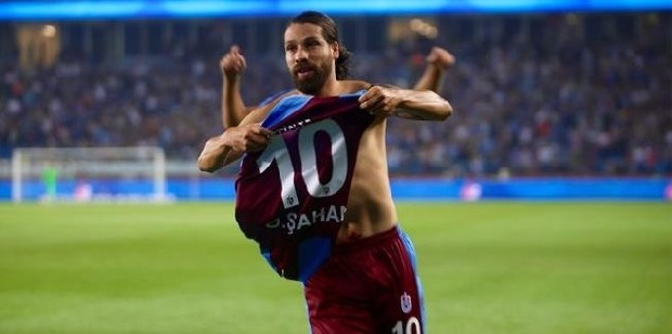 Trabzonspor'un eski oyuncusu Olcay Şahan'a da teklif götürdüğü iddia edilmişti. 33 yaşındaki orta saha oyuncusu, "Resmi kanallardan olmasa da bir teklif var" ifadelerini kullanırken, görüşmelerin sürdüğünü ve gelecek hafta içerisinde netlik kazanacağını söyledi. Geçtiğimiz sezon Denizlispor'da forma giyen Olcay, 30 maçta 1 gol+3 asist üretmişti. Bonservisi elinde olan Şahan, Trabzonspor'da 71 maçta 8 gol+19 asistlik performans sergilemişti.. (Fotomaç)