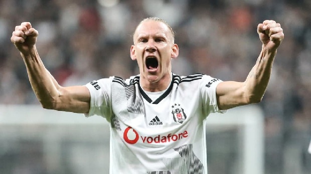 Beşiktaş'ın 31 yaşındaki savunma oyuncusu Domagoj Vida’ya, İtalya’nın köklü ekiplerinden Parma talip oldu. İtalyan basınında yer alan habere göre; Vida’nın yeni adresinin Parma olabileceği ve kulübün oyuncuyla ciddi şekilde ilgilendiği yazıldı. Haberde, başarılı stoper ile İtalyan kulübü arasında büyük oranda anlaşma sağlandığı, Beşiktaş kulübüyle de görüşmelerin olumlu gittiği konusunda bilgiler yer aldı.