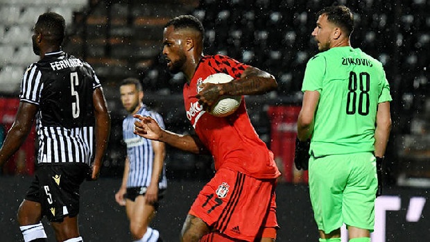 Beşiktaş’ın geçen sezon kiralık gönderdiği isimlerden biri olan Larin, yeni sezon hazırlıklarında gösterdiği performansla hem teknik heyet hem de yönetimin gözüne girdi.

Normal planlamada kadroda düşünülmeyen Larin, PAOK maçında attığı gol, Sivas karşısında gösterdiği performans ve antrenmanlardaki azmiyle siyah-beyazlı takımda kalma yönünde büyük bir adım attı. Gelişimi nedeniyle Teknik Direktör Sergen Yalçın’ın da bu konuda fikrinin değiştiği öğrenilirken, yönetim bu durumdan tasarruf etmiş olacak. (Milliyet)