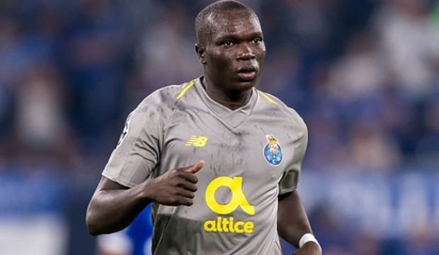 Forvet transferindeki çalışmalarını sürdüren Beşiktaş Yönetimi, bu transfer için acele etmeyecek. Önceliğini Kalinic ve Ze Luis’e veren, her ihtimali göz önünde tutarak Aboubakar ile de prensip anlaşmasına varan siyah-beyazlı idareciler, gerekirse imzayı son haftaya bırakacak.

Mali sıkıntılar nedeniyle forvet hattı için parasal tavizler vermek istemeyen yönetim biraz da Larin’in iyi performansı nedeniyle bu konuda acele etmeyecek. Ze Luis ve Kalinic ikilisinden birini kiralamak isteyen Beşiktaş,iki oyuncunun kulüplerinin bonservisle satma isteğini kırmaya çalışıyor. Önümüzdeki hafta hem Ze Luis hem de Kalinic için bir kez daha temasa geçecek olan Kartal son noktayı koymak için çaba harcayacak. (Milliyet)