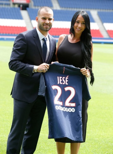 Sosyal medyayı oldukça etkili kullanan Sevgilisi, Jese'yi PSG'ye imza gününde yalnız bırakmamıştı.