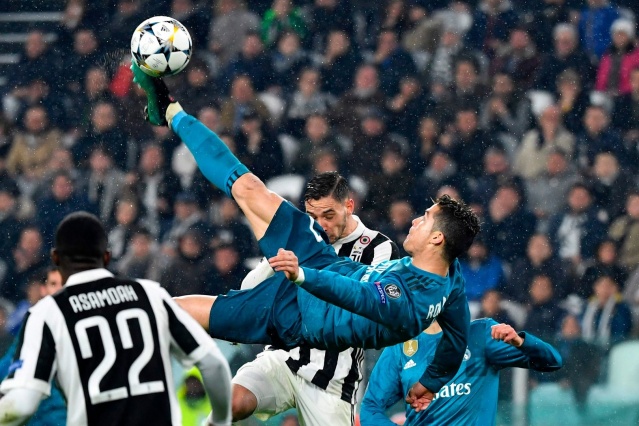 Real Madrid'in Portekizli süperstarı Cristiano Ronaldo'nun Juventus'a attığı tarihi röveşata golü gündeme otururken yıldız futbolcunun büyük hayranlarından Paraguaylı model Mirtha Sosa bu gol sonrası şok bir paylaşımda bulundu.