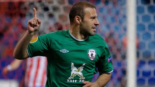 Avrupa’da başka bir yerde oynasaydım daha farklı olurdu diyor musun?
Demiyorum çünkü bu benim kararımdı. Rubin Kazan’da 10 sene oynadım, belki başka kulübe gitsem bu kadar uzun süre oynayamazdım. Bu kadar başarılı olamazdım. Yani baktığınız zaman ortada çok önemli ödüller var. Liyakat nişanı bu zamana kadar Türkiye’de hiçbir futbolcuya verilmemiş yurt dışında. Formanın müzeye kaldırılması... Bundan sonraki yıllarda 61 numaralı formam müzede kalacak, Tataristan Devlet Müzesi’nde. Keza formam yine Kazan Arena’ya asıldı, devamlı orada kalacak. Liverpool maçında kareografim yapıldı, çok gurur verici bir şey. Rus takımı, seni komutan olarak seçiyor, sen bir Türksün, seni orada lider olarak seçmişler. Çok gurur verici bir olay...