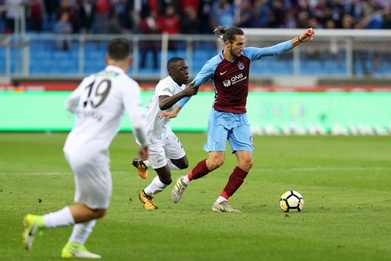 1-2 sezonu kiralık geçirmesi beklenen milli yıldızın, daha sonra City'de banko oynayabileceği yazıldı. Bu transferde Arsenal ve Tottenham kulüplerinin yapacağı teklifler de önemli bir rol oynayacak. 

(Akşam)