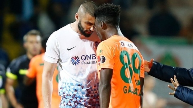 Hakem Burak Yılmaz'ın dirsek konusunda hakem kötü niyetini düşünmüş olabilir. Ondan dolayı sarı kart vermiş olabilir. Burak Yılmaz gol atıyor ama Rodallega ve N'Doye hiç gol atamıyor. Benim Rıza Çalımbay'dan beklentim. Golü sadece santrforlar atmaz, diğer oyuncuların da gol atması lazım. Quaresma'nın golleri atmasında Şenol Güneş'in çift santrfora geçmesi etkendi.