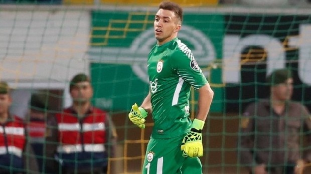 Roma'nın Muslera için Galatasaray'a teklif yapmaya hazırlandığı ortaya çıktı. Yönetimin 20 milyon Euro üzeri teklif gelirse Muslera'yı satmayı düşünebileceği öğrenildi. (Sabah)