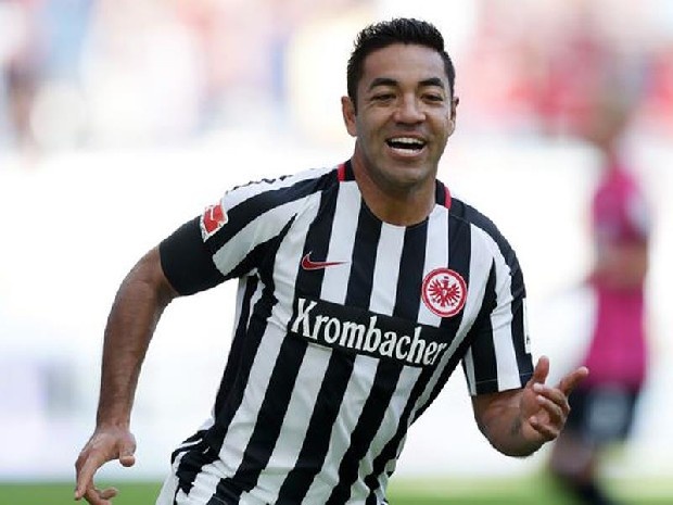 Meksika basını Eintracht Frankfurt forması giyen Meksikalı yıldızın, İstanbul’a gelerek Siyah-Beyazlı yönetimle görüştüğünü ve anlaştığını iddia etti. Fabian, üstün futbol tekniği ve zekasıyla dikkat çekiyor. (Fanatik)