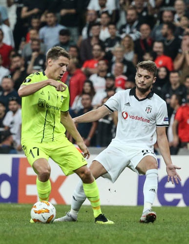 SEZON SONUNDA ZORUNLU ALACAK
İtalyan futbol adamı ülkesinde basına şu açıklamayı yaptı: Biz Adem Ljajic’i Beşiktaş’a kiraya vermedik, sattık. Anlaşma sezon sonundan itibaren geçerli olacak ve Beşiktaş zorunlu olarak satın alma opsiyonunu kullanacak. Çünkü o, burada oynama garantisi istediği için böyle bir tercih yaptı. Kalmak istemeyen bir oyuncuyu tutmak doğru olmazdı. Soyunma odasında da huzurumuzu bozar.