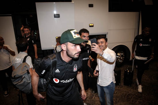 Siyah-beyazlı yönetimin sezon başında da transferi gündeme gelen golcü oyuncu Burak Yılmaz için Karadeniz ekibine takas önerisinde bulunabileceği kaydedildi.