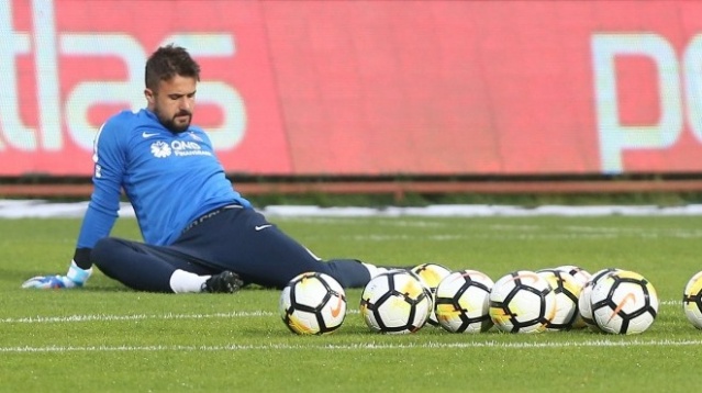 Menajerinin kovulduğu iddia edilmişti...
Yeni Malatyaspor hezimeti sonrası kadro dışı bırakılan ve kaptanlığı elinden alınan Onur Kıvrak’ın menajerinin Trabzonspor tesislerine geldiği, yöneticiler ile yaptığı toplantı sırasında yöneticilere tehditvari kelimeler kullandığı ve isteklerde bulunduğu ve yöneticiler tarafından tesislerden gönderdiği iddia edilmişti.

Konu ile ilgili açıklama yapan Trabzonspor Asbaşkanı Hayrettin Hacısalihoğlu'nun açıklamaları şu şekilde: