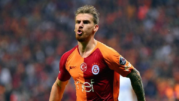 Galatasaray'da yönetim, Fenerbahçe ile görüşen Serdar Aziz’e iki şart koştu! 28 yaşındaki Serdar Aziz'den önce 1.6 milyon Euro’luk alacağını bırakmasını isteyen Galatasaray, bonservis olarak da 2.5 milyon Euro talep ediyor. (Fanatik)