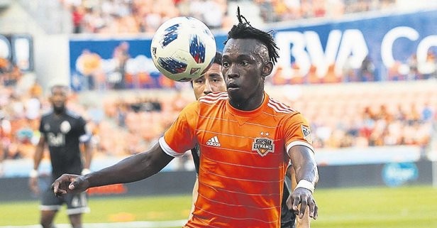 Fenerbahçe'de transfer hareketliliği yaşanıyor. Sarı-Lacivertli kulübün renklerine bağlamak istediği yıldıkz oyuncu Alberth Elis ile ilgili önemli birg elişme yaşandı. Yeni sezona 'merhaba' diyen Houston Dynamo yöneticilerinin hafta sonuna kadar Fenerbahçe'ye Elis ile ilgili son kararını vereceği öğrenildi. 22 yaşındaki kanat forvetin yöneticilerine "Fenerbahçe'ye gitmek istiyorum" ifadelerini kullandığı biliniyor. Fenerbahçe'nin bu transferde ısrarcı olduğu ve beklemeye geçtiği bildirildi. Güncel piyasa değeri 2.5 milyon Euro olan Honduraslı yıldız, hızı ve tekniğiyle ön plana çıkıyor. 31 kez Honduras Milli Takımı formasını giyen Elis, 7 kez gol sevinci yaşamaya başladı. Fenerbahçe Teknik Direktörü Ersun Yanal, genç yıldızın transferi için ısrar ediyor... (Takvim)
