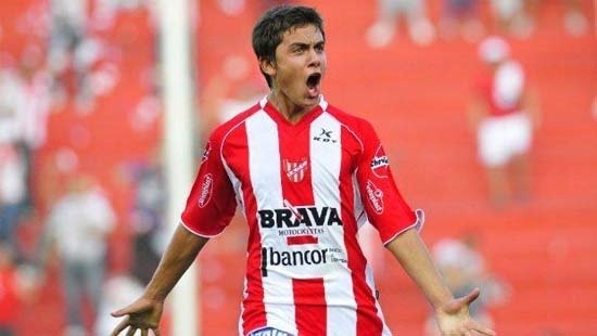 Paulo Dybala / Galatasaray
Fatih Terim, Galatasaray teknik direktörü olduğu3 . dönemde scout ekibinden ''geleceğe yatırım'' olacak bir futbolcu istedi. Emre Utkucan yönetimindeki scout ekibinin önerdiği isim o dönem Arjantin'in Instituto takımında forma giyen Pualo Dybala'ydı. Terim'in isteğiyle Galatasaray yönetimi Dybala için 4.5 milyon Euro'ya kadar çıktı. Fakat Palermo pazarlığı 8 milyon Euro'dan başlayıp 12 milyon Euro'ya kadar çıkınca Galatasaray çok geride kaldı. Dybala'yı aldıramayan Terim bir sezon sonra Bruma'yı 13 milyon Euro ödeyerek aldırdı.