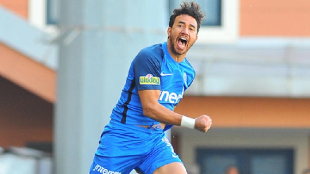 Ersun Yanal'ın transfer raporunda 30 futbolcuya yer verdiği, listenin başına ise Trezeguet ve Azubuike'yi yazdığı belirtildi. Yanal'ın, özellikle Trezeguet'nin alınmasını istediği ancak yönetimin Mısırlı yıldızın yüksek maliyeti nedeniyle henüz bir girişimde bulunmadığı ifade edildi.Kasımpaşa'nın yıldız futbolcuyu 10 milyon Euro'dan aşağı bir rakama bırakmayacağı gelen bilgiler arasında. Tecrübeli hocanın orta alan kurgusunu üzerine yapmayı planladığı Azubuike'nin transferi ise Trezeguet'ye göre daha kolay gözüküyor. F.Bahçe Nijeryalıyı kiralama yoluyla kadrosuna katmayı planlıyor. (Sabah)