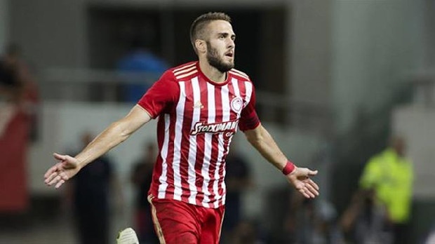 Adı Fenerbahçe ile anılan Olympiakos'un Yunan orta saha oyuncusu Kostas Fortounis'in yeni adresiyle ilgili flaş bir iddia gündeme geldi. İngiliz basınından The Sun'ın haberine göre 26 yaşındaki yıldız futbolcu için kulübü Olympiakos, West Ham United ile 16 milyon sterlin karşılığında anlaşmak üzere. West Ham'ın listesinde başka isimlerin de bulunduğu ancak sözleşmesi bir yıl sonra bitecek Yunan futbolcunun transferinin daha kolay olduğu iddia edildi.