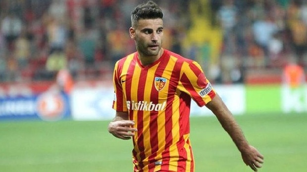 Deniz Türüç & Galatasaray flörtünde yeni gelişmeler yaşandı. Kayserispor'la 1 yıl kalan sözleşmesini uzatmama kararı alan Deniz, kendisini isteyen sarı-kırmızılı kulüple masaya oturdu ancak talep ettiği para ile dudak uçuklattı. Birçok takımın transfer listesinde bulunan 26 yaşındaki gurbetçi futbolcu, Galatasaray'dan senelik 2 milyon Euro istedi. Sözleşmesinde '10 milyon Euro'ya serbest kalır' maddesi bulunan Deniz Türüç için Kayserispor'un son fiyat olarak 4 milyon Euro bonservis bedeli belirlediği öğrenildi. (Sabah)