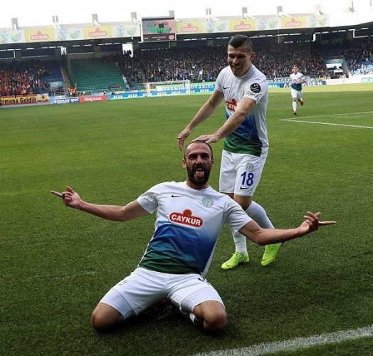 Sarı-Kırmızılılar, Fenerbahçe’nin ısrarla istediği genç forvetle prensip anlaşması sağladı. Rizespor’a 3 milyon Euro ve 1 futbolcu teklif eden Galatasaray yönetimi kısa süre içinde resmi imzayı atacak.. (Takvim)