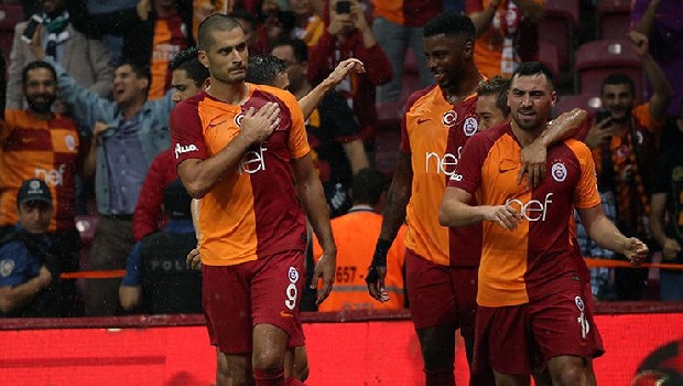 Forvet arayışlarındaki Trabzonspor’da sürpriz bir isim gündeme geldi: Eren Derdiyok... Menacerler aracılığıyla Fırtına’ya önerilen İsviçreli oyuncu için Ünal Karaman’ın kararı bekleniyor. (Fanatik)