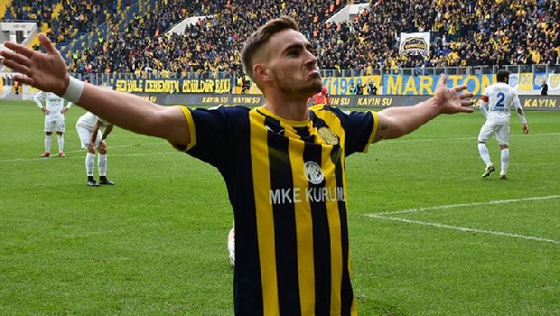 Trabzonspor'da Ankaragücü formasıyla gösterdiği performansla dikkat çeken Tyler Boyd için pazarlıklar başladı. Portekiz ekibi Vitoria Guimaraes kapıyı 2 milyon Euro’dan açarken, Fırtına 1 milyon Euro’yu gözden çıkardı. (Fanatik)