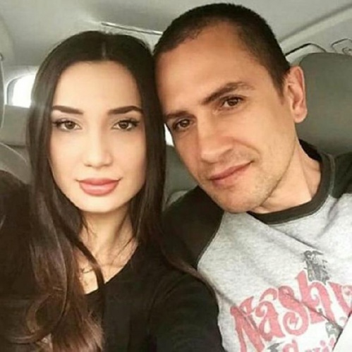 Bunlara benim öz annem şahit oldu. Evde durmak istemiyordu nefret ediyordu Emre’den çocuklara vurduğu için. Bunları itiraf etsin kendisi. Şu an insanlar bilmiyor iç yüzünü ama Allah yukarıda biliyor iç yüzünü. Kendisinin bu kadar karaktersiz olduğunu bilmiyordum.
