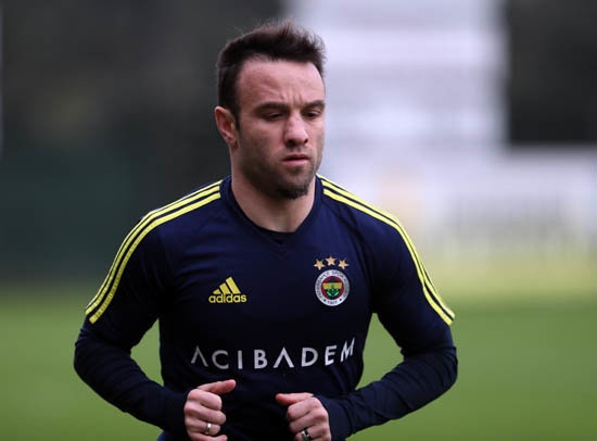 VALBUENA
Aykut Kocaman ile yıldızı bir türlü barışmayan Fransız yıldız Mathieu Valbuena'nın da iyi bir teklif gelmesi halinde satılması planlanıyor.