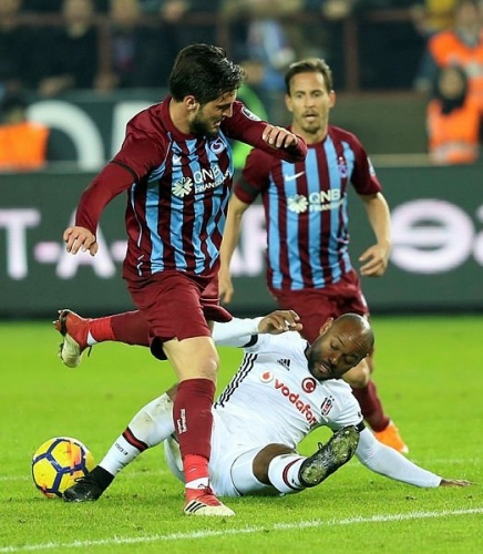 Premier Lig ekibi West Bromwich'in uzun bir süredir izlediği Okay Yokuşlu için bir kez daha Trabzon'a geldi. Son dönemde sergilediği futbolla Milli Takıma kadar yükselen genç ön libero için İngilizler sezon sonu için ilk hamlesini yaptı.