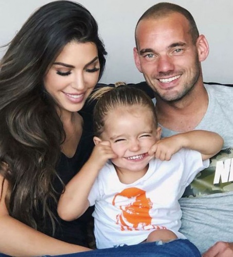 Geçen ay Sneijder, dostlarıyla ev partisine gitti. Gece sonunda sokaktaki bir aracı parçalayınca kelepçelendi.