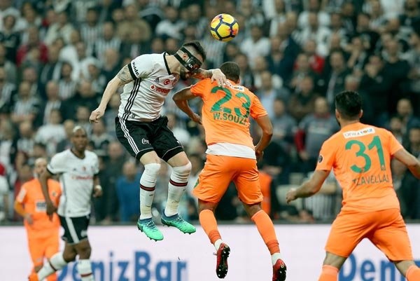 Güneş ne yapacak? - Ömer Güvenç (Vatan)
KALAN son 8 maçını da kazanıp şampiyonluğu düşünen Beşiktaş, bu 8’den Alanya’yı zor da olsa 1-0 yenerek ilk ayağı geçti. Öncelikle şunu söyleyelim, iyi mücadele, iyi futbol, kısacası keyifli bir maç izledik. Talisca’nın ayağından süper ve klasik bir Talisca golü izledik. Sonraki dakiklarda Beşiktaş’ın baskısı arttı ama bu baskı gol getirmedi. Beşiktaşlılar’ın çok şey beklediği Negredo oyundan kaldığı sürece, Lens ise oyuna girdikten sonra hiç de iyi bir performans gösteremediler. 
 
OĞUZHAN Özyakup gerçek Oğuzhan değildi ama Oğuzhan gerçek performansını göstermese de Beşiktaş’a bir kalite getirdiği inkar edilemez. Ama böyle yetenekli bir futbolcunun kopuk kopuk değil, oyunda daha fazla görünmeli. 
 
TEBRİKLER ALANYA 
ŞİMDİ ben Beşiktaş’ın ligin iyi futbol oynayan takımlarından Göztepe’ye karşı ne yapacağını merak ediyorum. Çünkü kart cezalıları Tolgay-Talisca-Oğuzhan yok. Allah Şenol hocaya kolaylık versin. Tolgay benim çok beğendiğimi oyuncuların başında gelir. Ama çok gereksiz de fauller yapıyor. Hakem o hareketine sarı değil de kırmızı çıkarsa kim ne diyebilirdi. 
 
ALANYA’yı tebrik ediyorum. Beşiktaş’ın ne takımından ne de taraftarından çekindiler. 1 puan düşüncesinde olmadılar. Zaman zaman Beşiktaş’a kafa da tuttular. Emre ve Welinton Alanya’nın en iyi oyuncularıydı. Bu takıma Mesut Bakkal’ın elinin değdiği, geldiği günden beri apaçık ortada. Tebrik ediyorum hocam...