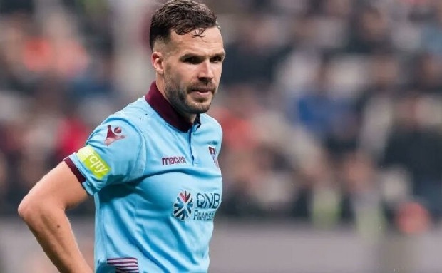 Müjde: 2
Filip Novak, Trabzonspor'un teklifini kabul etti
Yönetimin sözleşme uzatma teklifi yaptığı Çek futbolcu, “Her şartta imza atmaya hazırım. Menajerimle detayları görüşün” cevabı verdi. Bordo-Mavili takımda daha önce de Arjantinli star Sosa sözleşme uzatmayı kabul etmişti.