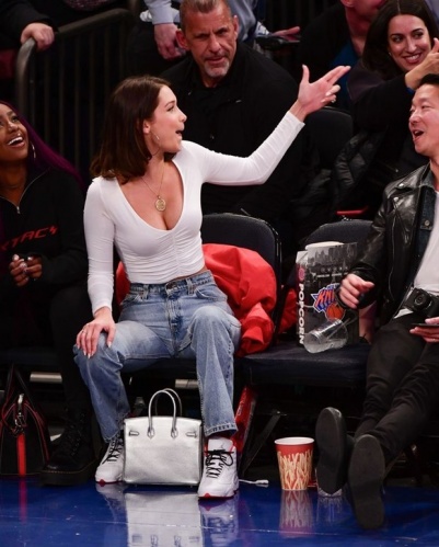 2017 yılına damga vuran ünlü model, moda takvimindeki boşluğu fırsat bilerek New York Knicks - Los Angeles Lakers maçında yerini aldı.