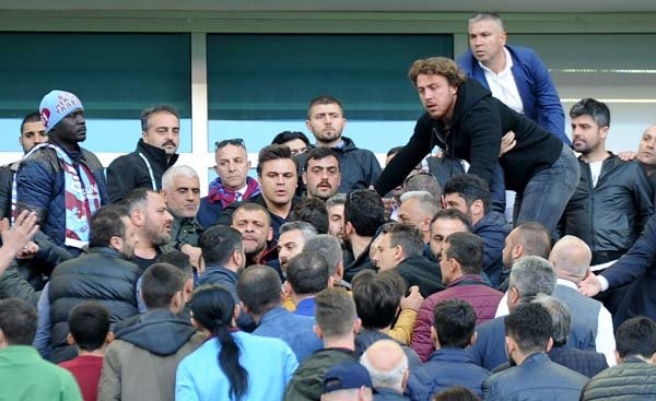 Daha sonra güvenlik güçleri 4 kişiyi gözaltına alarak karakola götürdü.