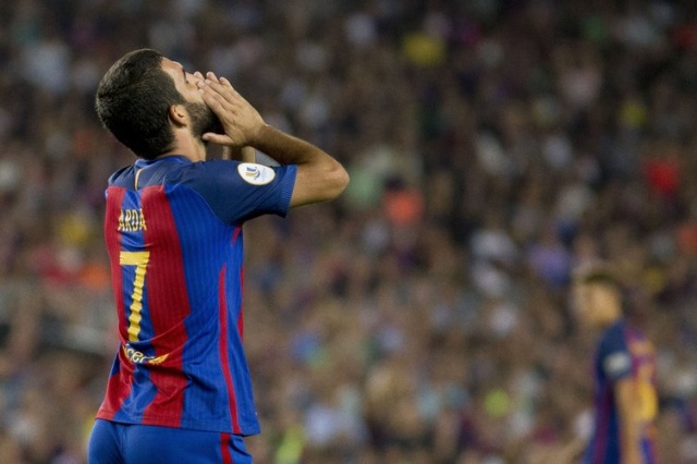 Denis Suárez, Arda Turan, André Gomes, Aleix Vidal ve Rafinha arasından en az 3 kişiyi satmayı hedefleyen Katalan takımında, yalnızca Arda'nın ayrılışına kesin gözüyle bakılıyor.