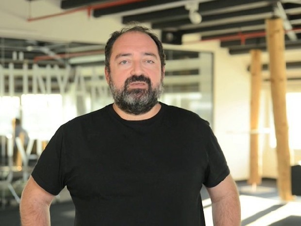* Nevzat Aydın şu sıralar Pera Palas’ta düzenlediği yaş günü partisi ile gündemde. O partide Sadri Şener de vardı. Aydın da adının gündemde olması ve reklamının olması nedeniyle keyifli.