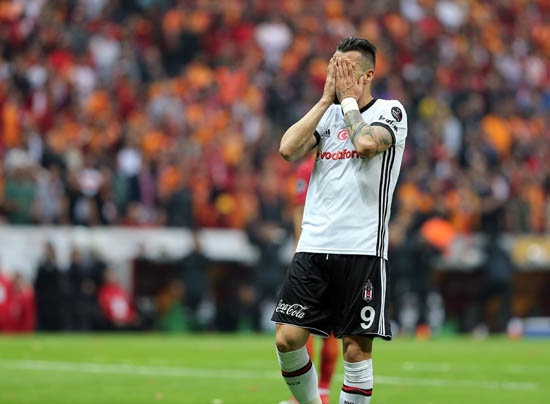 MENAJER 10 GÜNLÜK SÜRE İSTEDİ
Menajer Gelu Rodrigues'in bu gelişmeden sonra harekete geçtiği ve Beşiktaş Yönetimi'nden 10 günlük bir süre istediği ortaya çıktı. Bu oyuncuya İngiltere, İspanya ve Çin'den teklifler geldiği biliniyor.