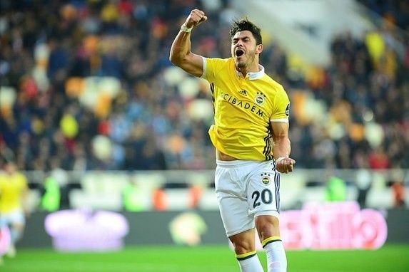 F.BAHÇE'NİN KOZLARI 
Ev sahibi Fenerbahçe'nin Brezilyalı orta saha oyuncusu Giuliano 12 golle sarı lacivertlilerin en golcü oyuncusu konumunda. Giuliano'nun yanı sıra sarı lacivertlilerde Valbuena da öne çıkan diğer bir oyuncu... Fransız oyuncu 8 asistle takımın en fazla gol attıran ismi. Derbide gözler 2 yıldız üzerinde olacak. Son dönemde performansı yükselen Fernandao da Fenerbahçe'nin gizli kozlarından...