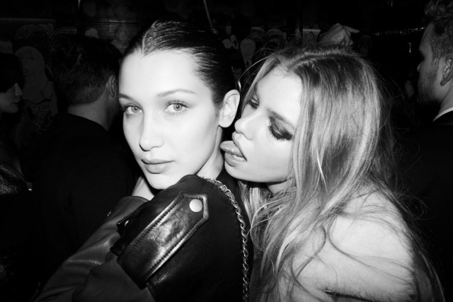 Victoria's Secret melekleri Bella Hadid ve Stella Maxwell'in bir davette yakınlaşıp tutkulu bir şekilde öpüştürkleri iddia edildi.