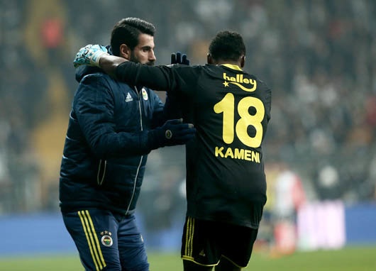 Ligde Beşiktaş ile oynanan derbi maçta kaleyi Kameni'ye kaptıran, ardından ise kupada kırmızı kart görerek takımını bir kişi daha eksik bırakan tecrübeli eldiven gelecek hafta oynanacak Yeni Malatyaspor maçında sahada olmayacak.