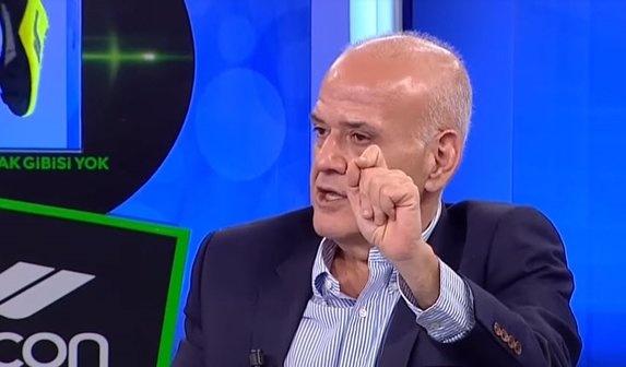 - Fatih Terim'e bir şiir yazdım. Şöyle: Karton İmparator Terim. Orayı çekme burayı çek dedin. Ey Terim kafayı mı yedin. Ölüyü diriyi öptün gözünü bize diktin. Karizmanı çizdi Kebapçı Selahattin...