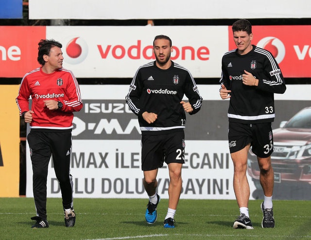 "MARIO GOMEZ'DEN ÇOK ŞEY ÖĞRENDİM"
"Hepsinden biraz biraz bir şeyler öğrendim. Mario Gomez'den çok şey öğrendim. Aboubakar'la da birbirimizi çok iyi tamamladık. Ona da ben bir şeyler katmaya çalıştım. Yaşına rağmen çok iyi işler başardı. Kapasitesi çok yüksek bir oyuncu. Mario Gomez'in gol vuruşu çok iyiydi."