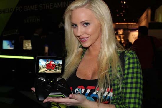 12- TaraBabcock
27 yaşında olan Seattle’lı yayıncı Twitch’te yaklaşık 5 yıldır yayın yapıyor. Ayrıca kendisi model. Kendi söylediğine göre kendini bildi bileli video oyunları oynayan yayıncının ilk konsolu Atari. Favori oyunu ise SuperMarioBros. 3 ama kendisi ayrıca Starcraft, God of War, Metal Gear Solid ve MortalKombat’ı da seviyor. Bu günlerde ise League of Legends ve bağımsız yapımcı oyunlarını oynamayı tercih ediyor.