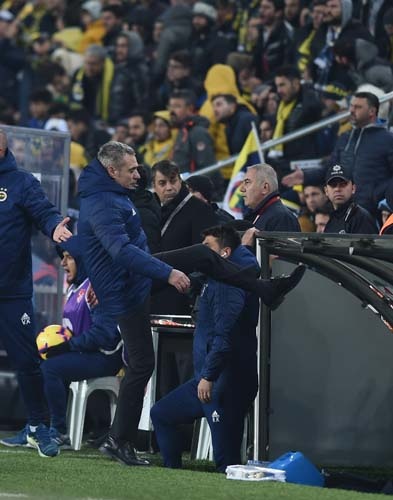 Kaçan pozisyonlar ve hakem kararları sarı-lacivertlileri memnun etmedi.
