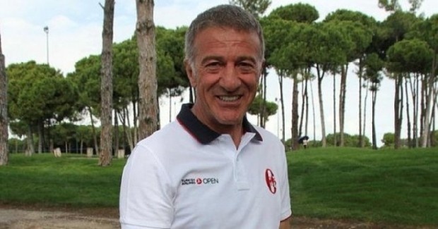 Ağaoğlu, uzak yol gemi kaptanı ve pilottur. Evli ve iki çocuk babası Ağaoğlu, İngilizce bilmektedir.