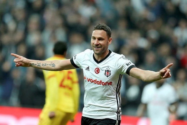 DUSKO TOSIC
Hem sezon başında hem devre arasında Beşiktaş'ın en gözde oyuncuları arasında bulunan Dusko Tosic için 5 milyon euroluk rakamların üzerine çıkılması durumunda Fikret Orman'ın onay vereceği iddia ediliyor.