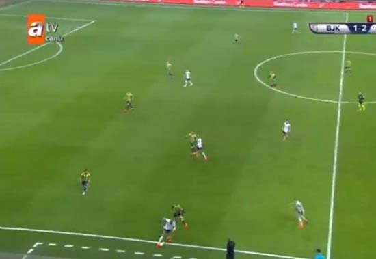Pozisyonda, Beşiktaşlı Babel'in ayağından çıkan topu yan hakem Fenerbahçe'ye verirken Fırat Aydınus, Beşiktaş lehine karar veriyor.