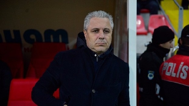 "Her şey sıfırdan başladı. Ligi dokuzuncu bitirirsek ceketimi alır giderim.  Benim için dokuzunculuk takımım küme düşmüş gibidir. Oyuncularımı ligin ikinci yarısını tanıyamıyorum"
