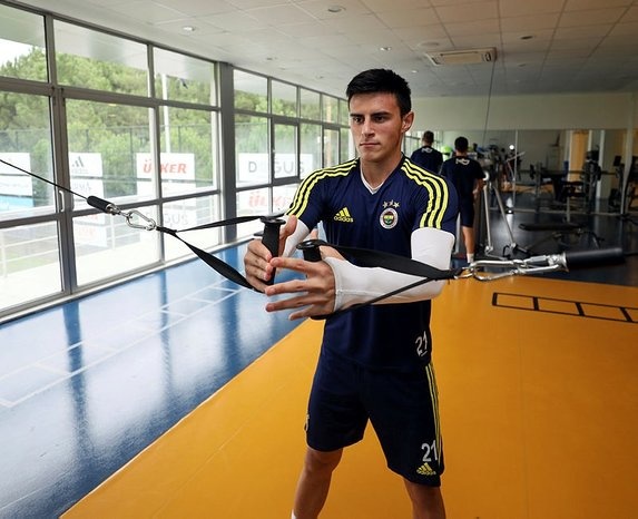 Elif Elmas: Büyük umutlarla transfer edilen genç isim son olarak Beşiktaş genç takımıyla yapılan maçta rakibine sportmenliğe aykırı hareketi nedeniyle kadro dışı kalmıştı. Gelişmesi ve olgunlaşması için kiralık gönderilecek...