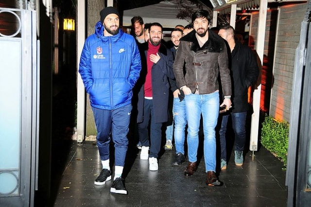 Beşiktaş'ın da gündeminde olan ancak siyah beyazlı taraftar ile arası iyi olmayan Burak'ın gergin bir futbol ortamında devam etmek yerine Başakşehir'e sıcak baktığı iddia edildi.