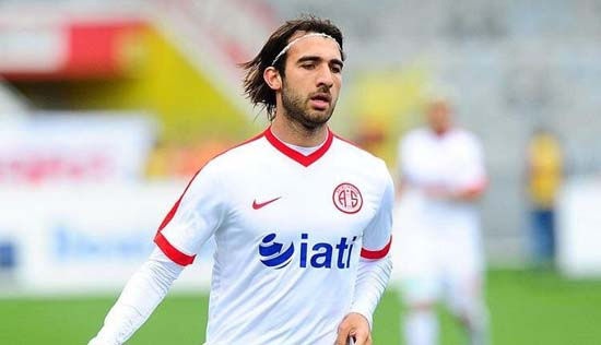Bu doğrultuda Trabzonspor gelecek sezon için Antalyaspor'un 26 yaşındaki sol beki Sakıb Aytaç ile anlaşmaya vardığı iddia edildi.