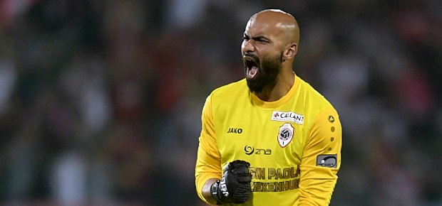 Sinan Bolat, Radyospor'da yayınlanan Anadolu Ateşi programında Salim Manav'a konuştu. Belçika ekibi Royal Antwerp'te forma giyen Sinan, Rayo Vallecano ve Galatasaray'dan transfer teklifi aldığını açıkladı.