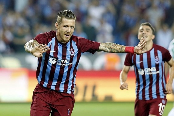 31 yaşındaki futbolcunun sosyal medyada yaptığı paylaşımlardan ise aklının UEFA ile sıkıntılı bir süreç yaşayan Milan'da olduğu anlaşılıyor.